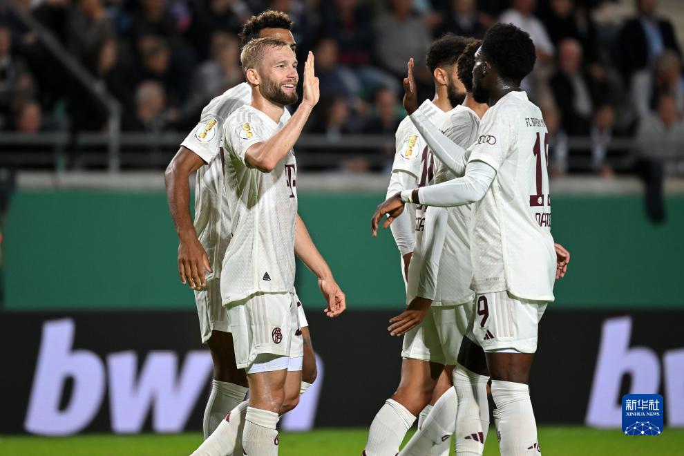 斗鱼一姐米娜直播间谈周XX，已经超越卢本伟，太可惜！恋爱谈错毁了前途！